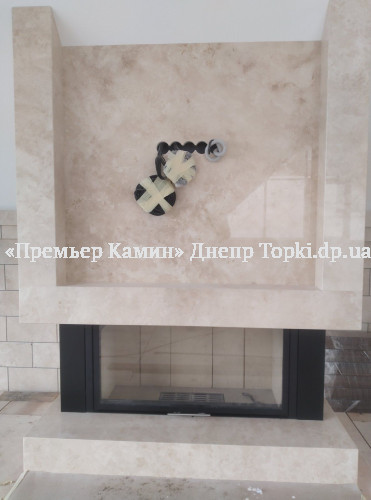 Установка мармурового каміна із нішою під телевізор.