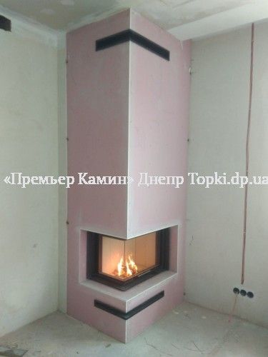 Угловой камин с топкой Romotop 