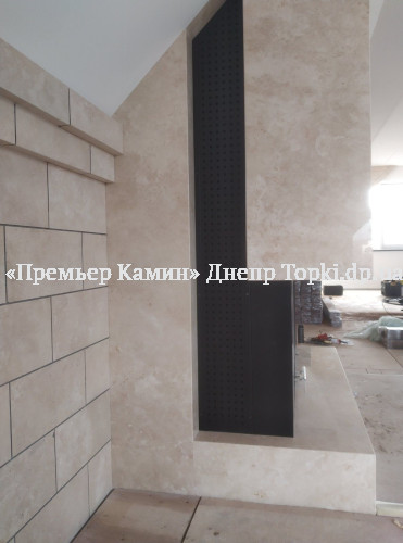 Установка мармурового каміна із нішою під телевізор.