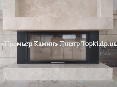 Установка мармурового каміна із нішою під телевізор.