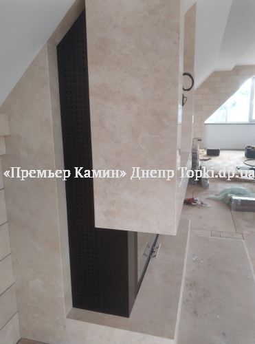 Установка мармурового каміна із нішою під телевізор.