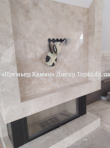 Установка мармурового каміна із нішою під телевізор.
