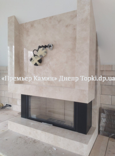 Установка мармурового каміна із нішою під телевізор.