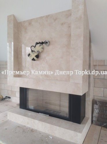 Установка мраморного камина с нишей  под телевизор. 