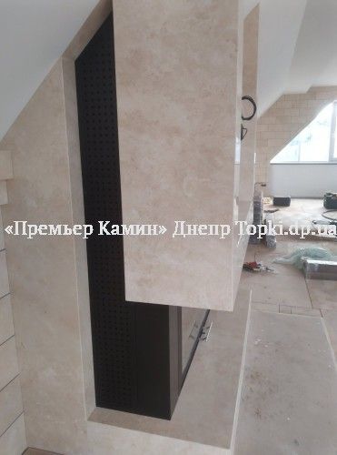 Установка мраморного камина с нишей  под телевизор. 