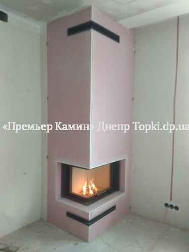 Кутовий камін з топкою Romotop
